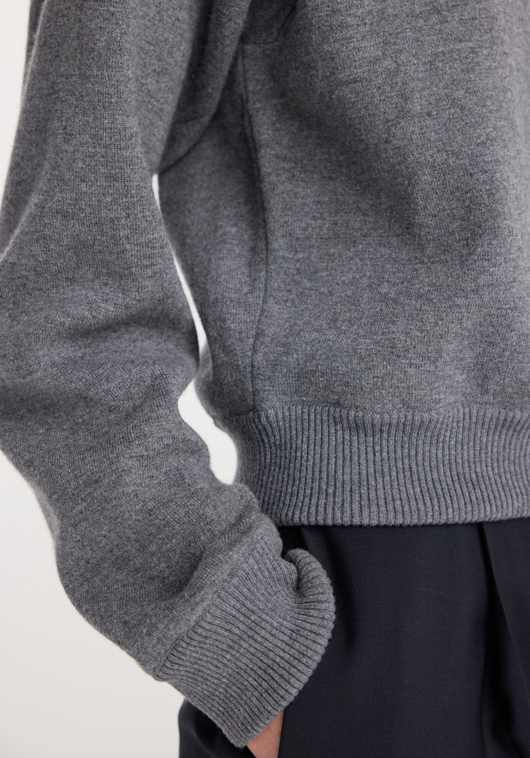 RÓHE STATEMENT SHOULDER SWEATER