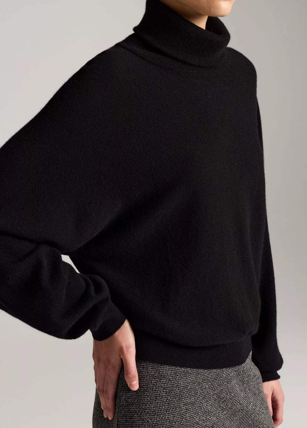 VINCE DOLMAN SLEEVE TURTLENCK
